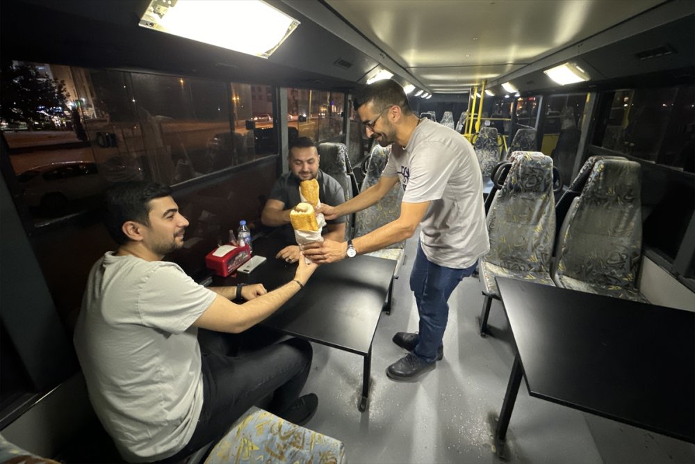 Yıllarca yolcu taşıyan çift katlı halk otobüsü Elazığ'da lezzet durağı oldu