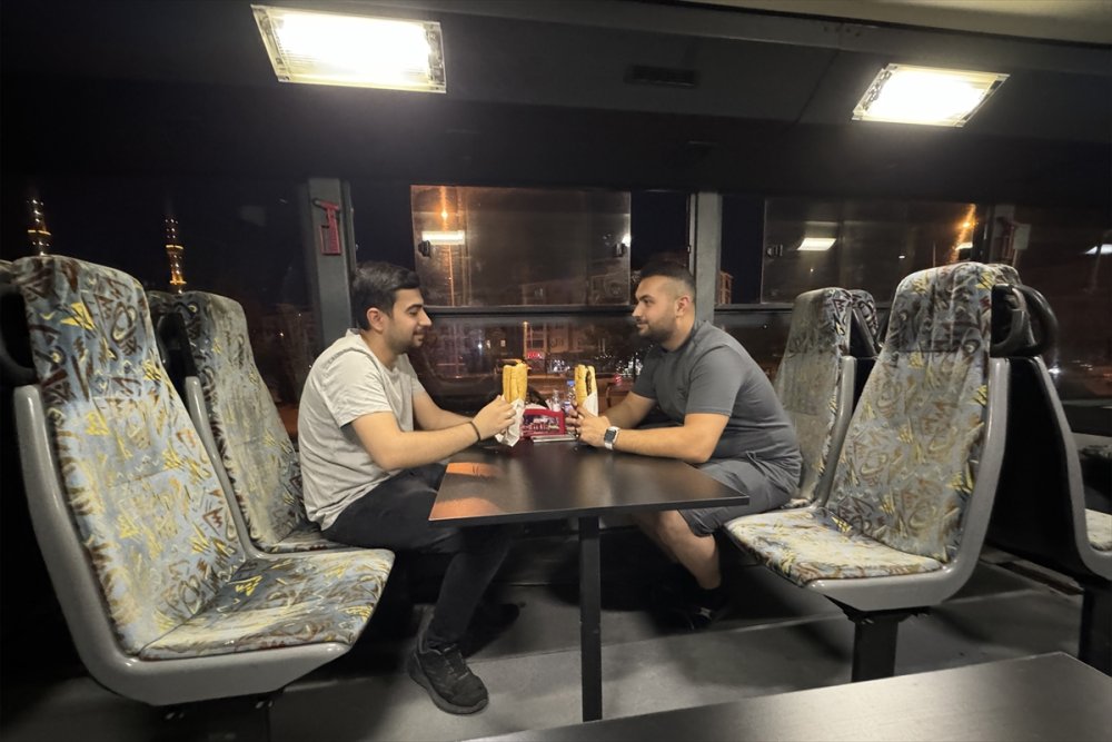 Yıllarca yolcu taşıyan çift katlı halk otobüsü Elazığ'da lezzet durağı oldu