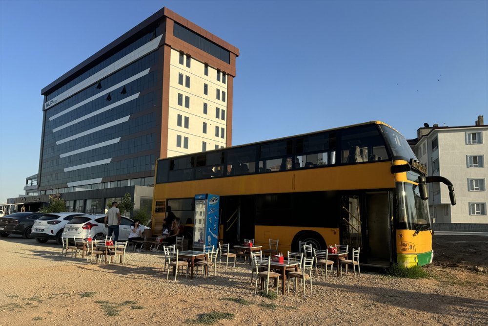 Yıllarca yolcu taşıyan çift katlı halk otobüsü Elazığ'da lezzet durağı oldu