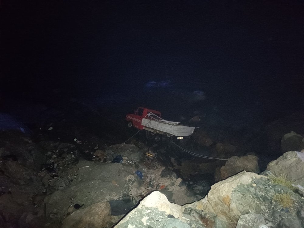 Hatay'da sürücüsünün el frenini çekmeyi unuttuğu kamyonet denize düştü