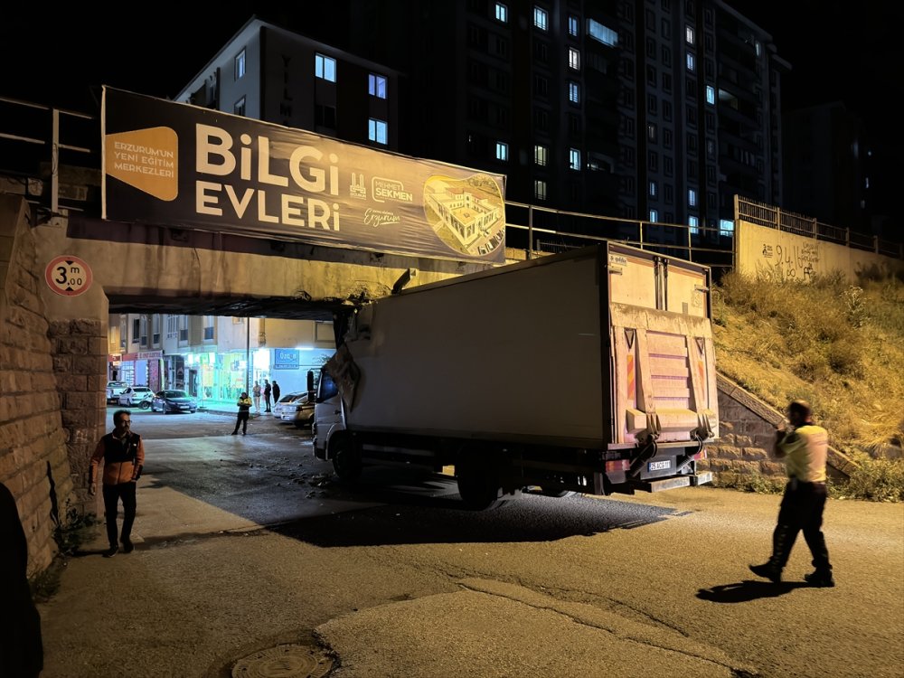 Erzurum'da alt geçitte sıkışan kamyondaki 2 kişi yaralandı