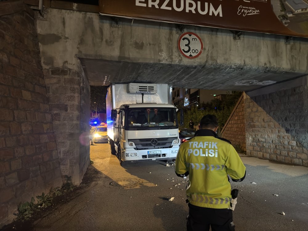 Erzurum'da alt geçitte sıkışan kamyondaki 2 kişi yaralandı