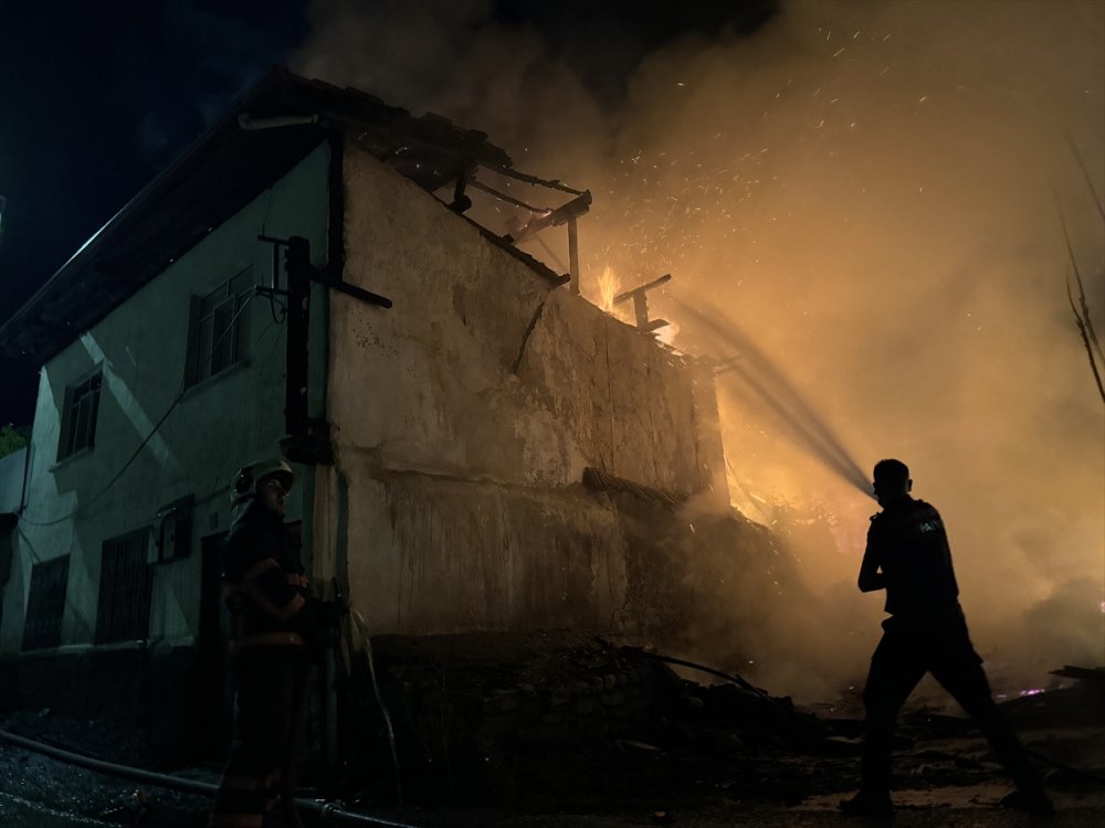 Çankırı'da çıkan yangın söndürüldü ancak 3 ev zarar gördü