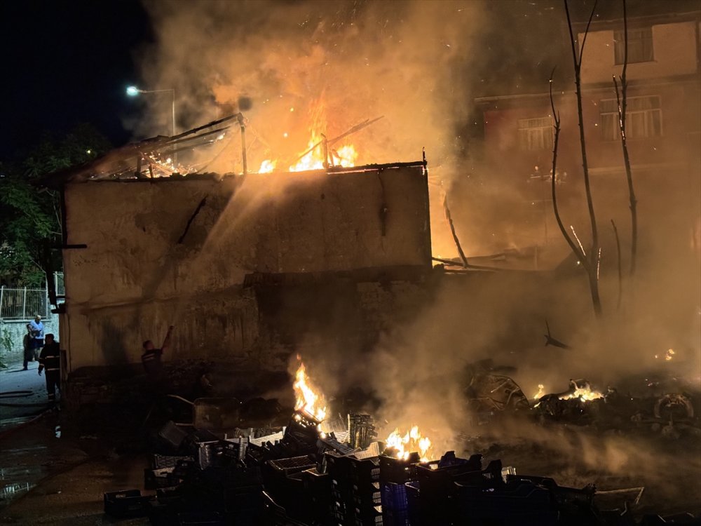Çankırı'da çıkan yangın söndürüldü ancak 3 ev zarar gördü