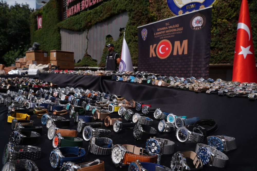 İstanbul'da 10 binden fazla kaçak gözlük, saat ve çanta ele geçirildi