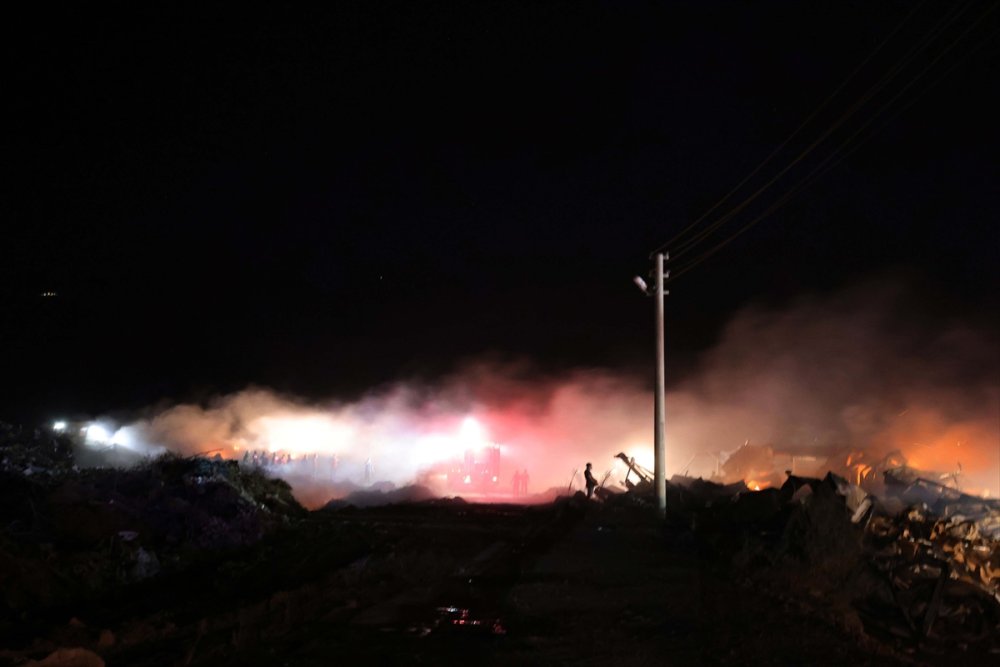Muğla'da çöp toplama alanında başlayıp bal deposuna sıçrayan yangın kontrol altına alındı