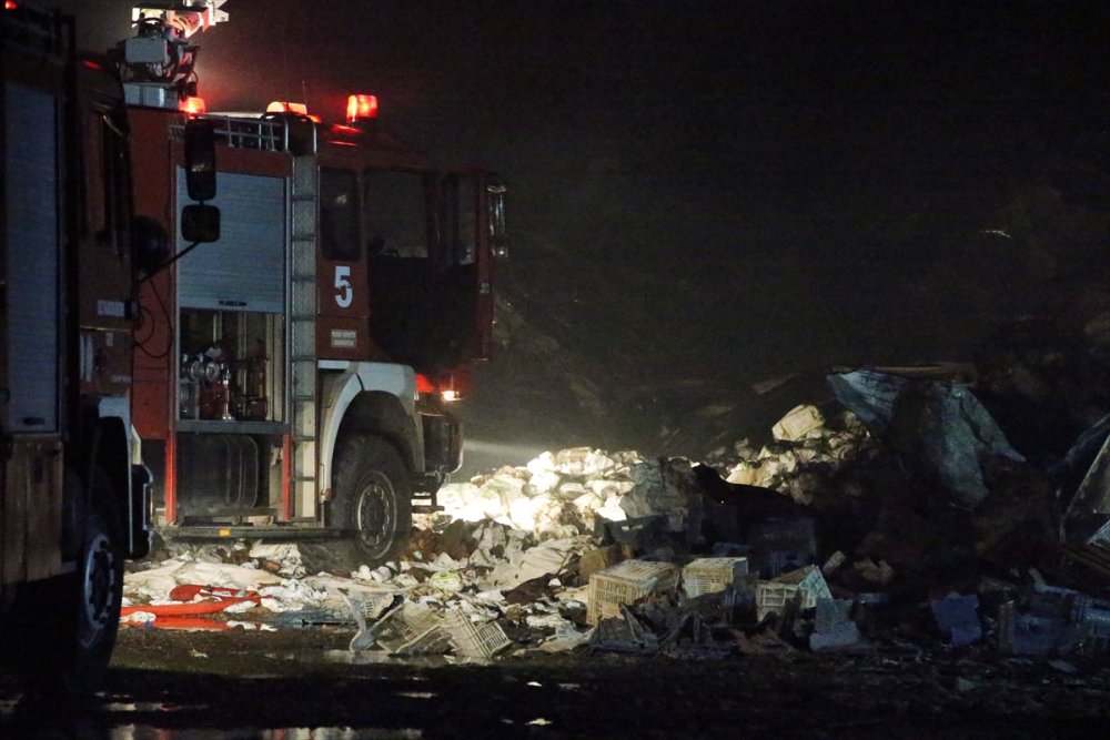 Muğla'da çöp toplama alanında başlayıp bal deposuna sıçrayan yangın kontrol altına alındı