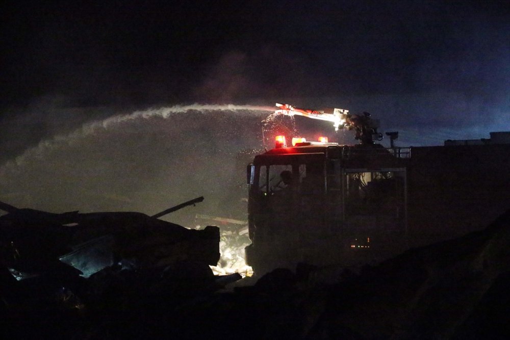 Muğla'da çöp toplama alanında başlayıp bal deposuna sıçrayan yangın kontrol altına alındı
