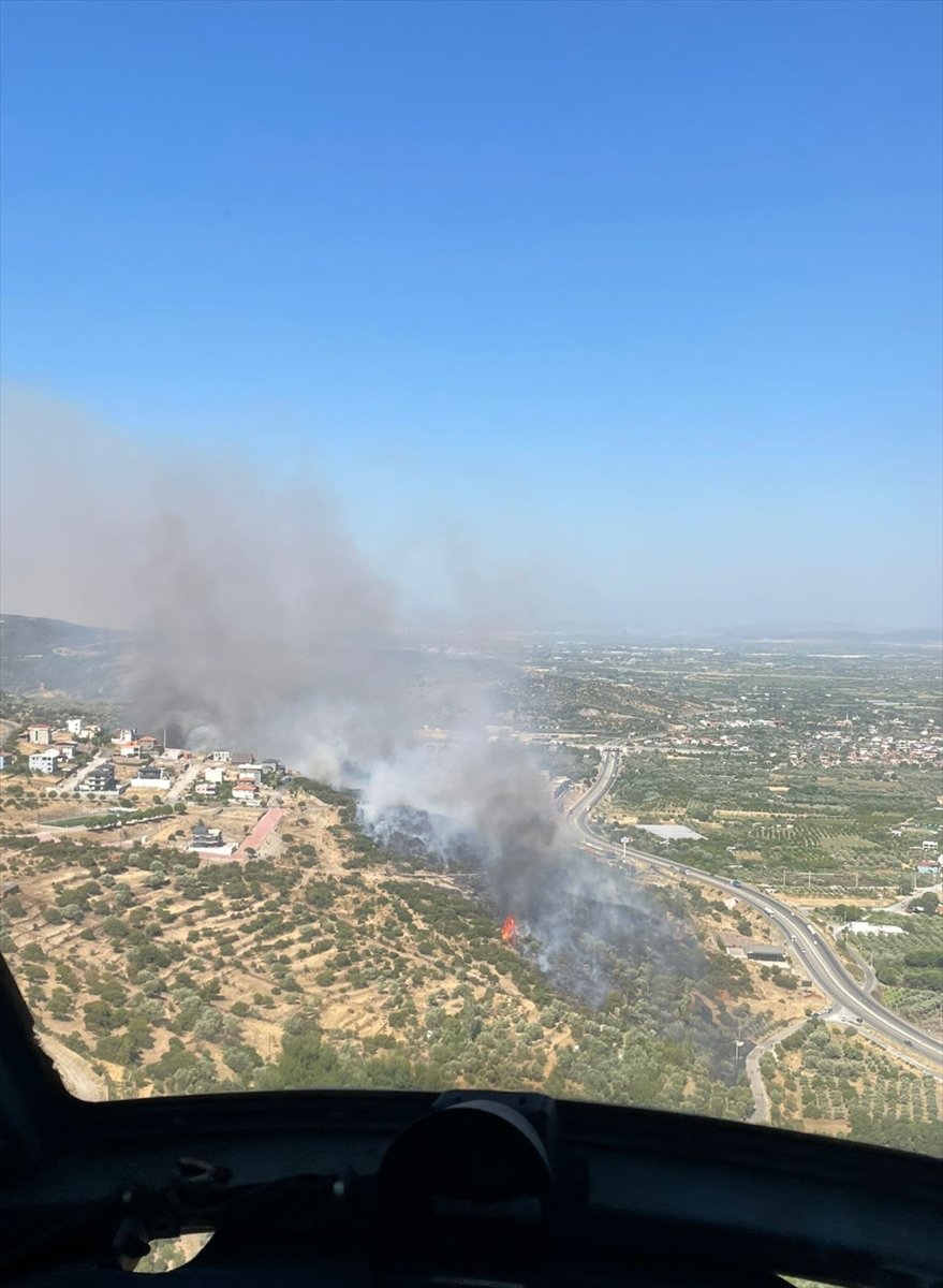 İzmir' Menemen’de makilik ve otluk alanda çıkan yangın kontrol altında