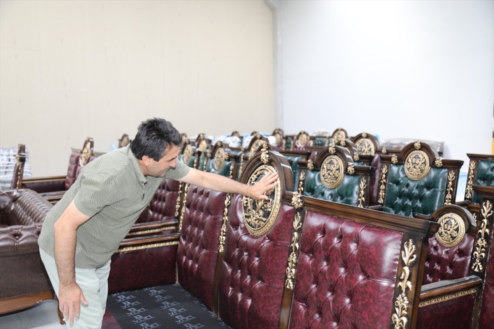 Eşinin bilezikleriyle kurduğu mobilya atölyesini ihracat yapan fabrikaya dönüştürdü