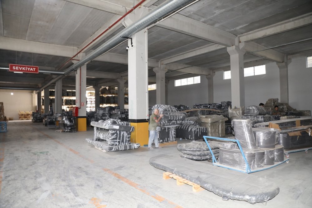 Eşinin bilezikleriyle kurduğu mobilya atölyesini ihracat yapan fabrikaya dönüştürdü