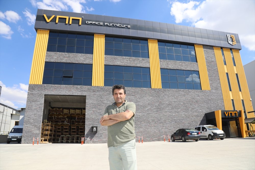 Eşinin bilezikleriyle kurduğu mobilya atölyesini ihracat yapan fabrikaya dönüştürdü