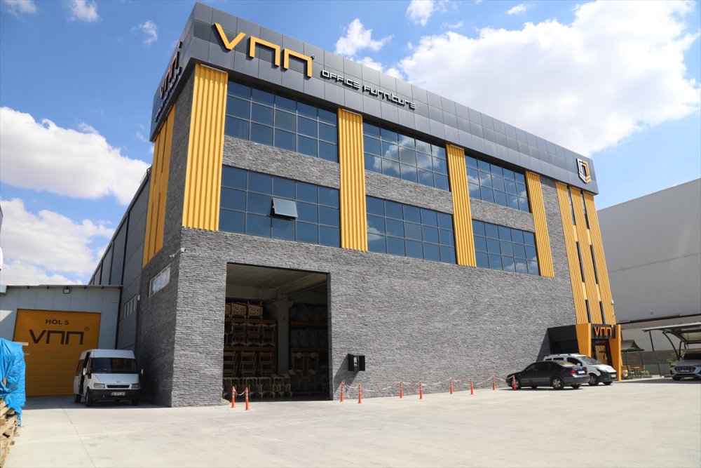 Eşinin bilezikleriyle kurduğu mobilya atölyesini ihracat yapan fabrikaya dönüştürdü