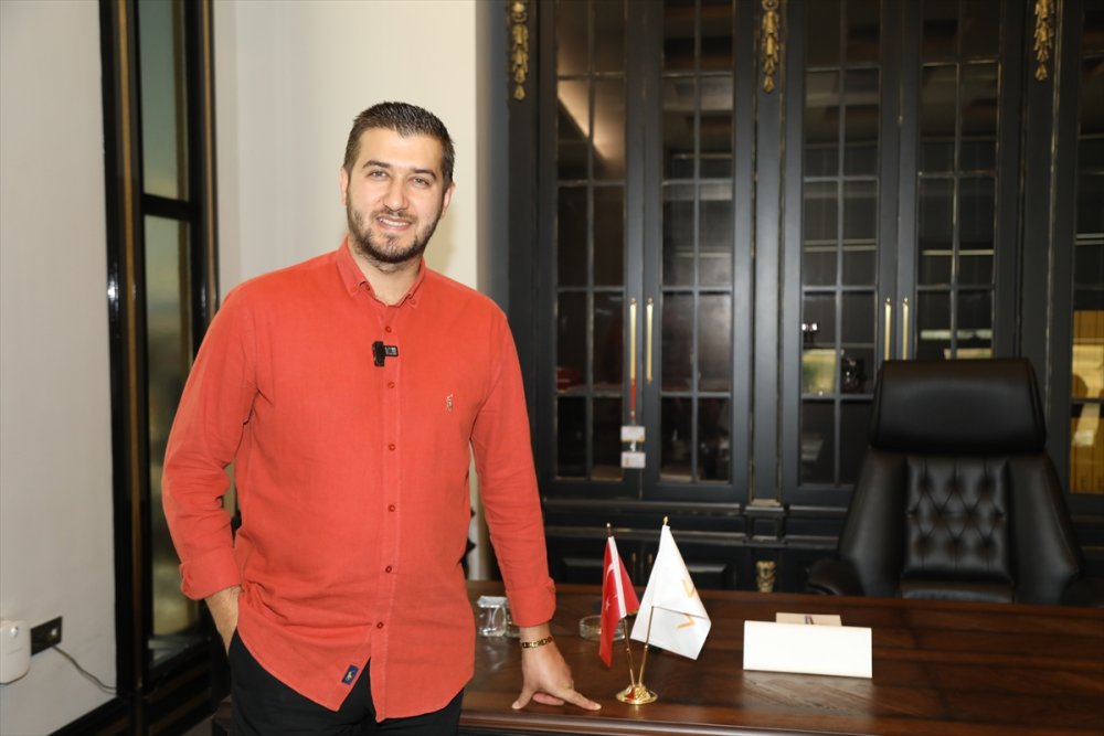 Eşinin bilezikleriyle kurduğu mobilya atölyesini ihracat yapan fabrikaya dönüştürdü