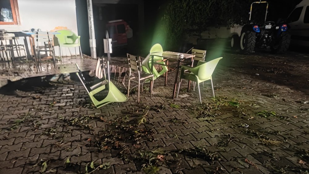 Çorum'un Oğuzlar ilçesinde yağmur dindi temizlik çalışması başladı