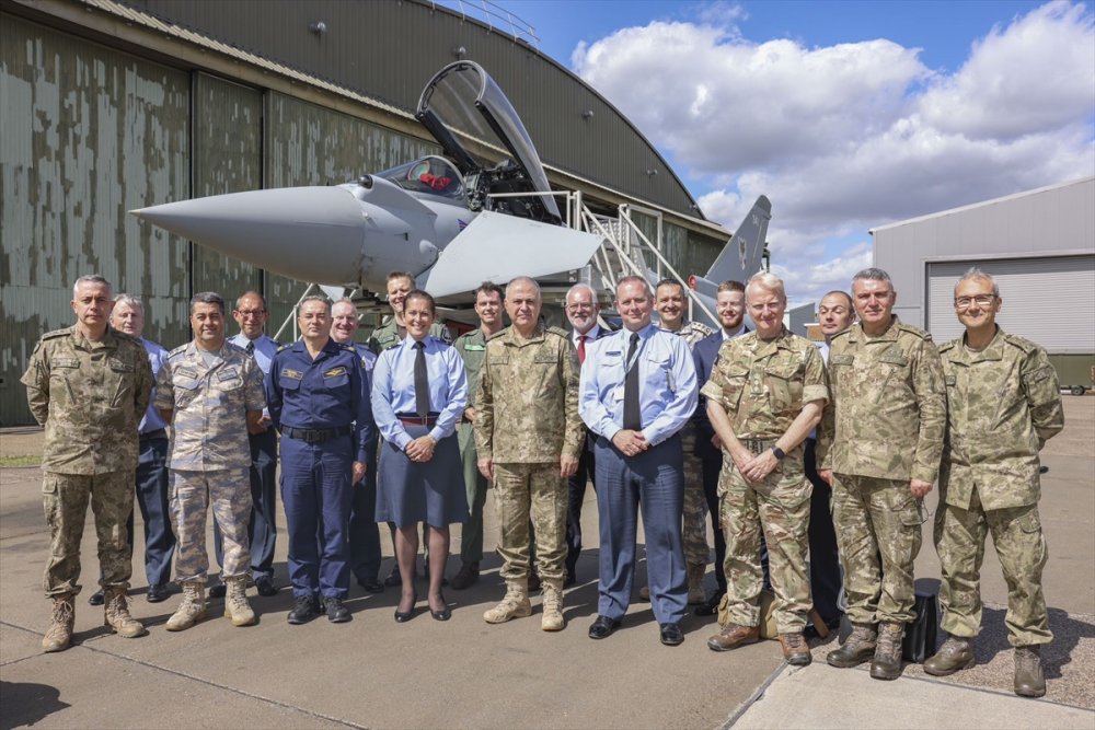 Genelkurmay Başkanı Metin Gürak Türkiye'nin Londra Büyükelçisi Ertaş'ı ziyaret etti
