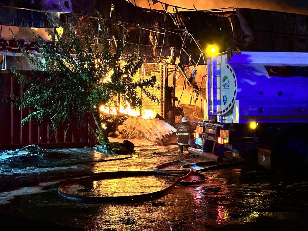 Hatay'ın Payas ilçesindeki lastik deposunda çıkan yangın kontrol altına alındı