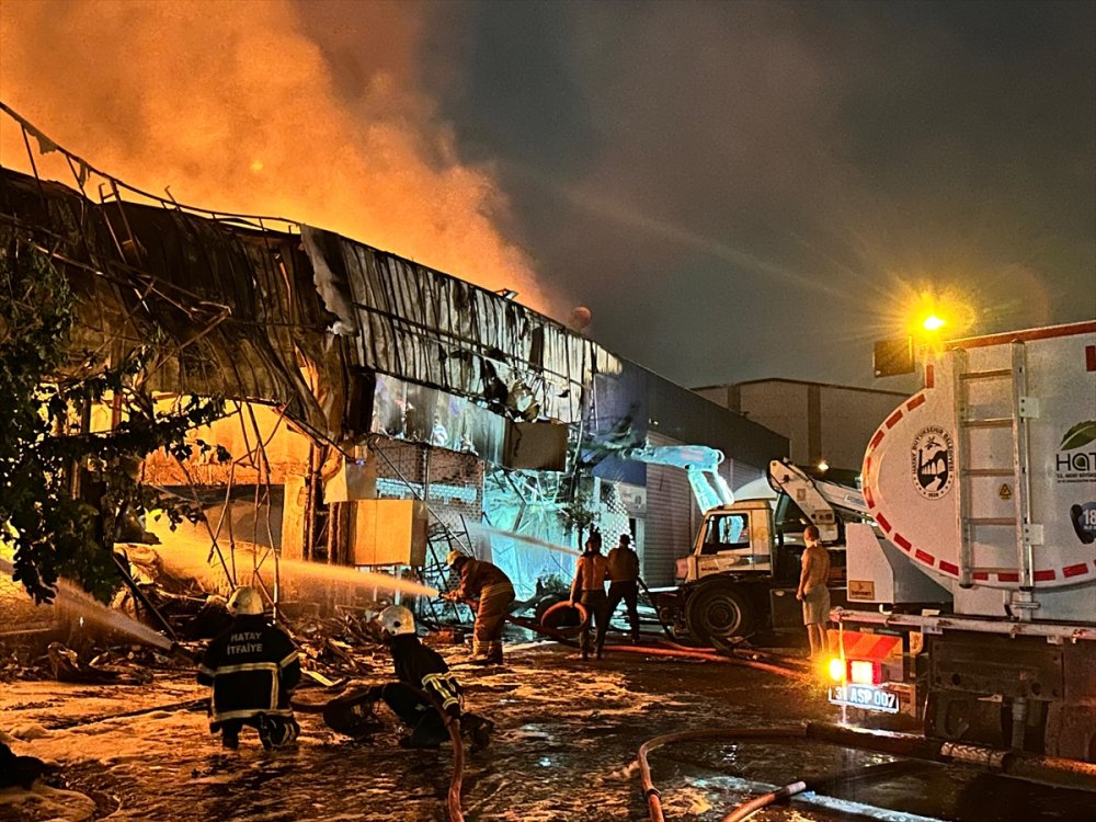 Hatay'ın Payas ilçesindeki lastik deposunda çıkan yangın kontrol altına alındı