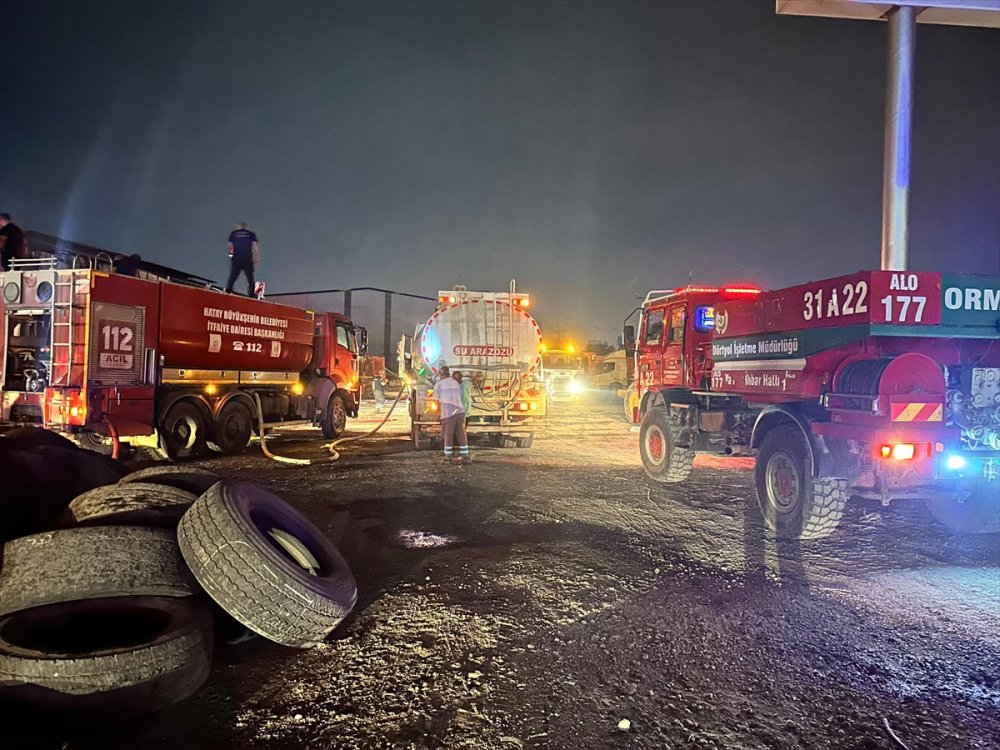 Hatay'ın Payas ilçesindeki lastik deposunda çıkan yangın kontrol altına alındı