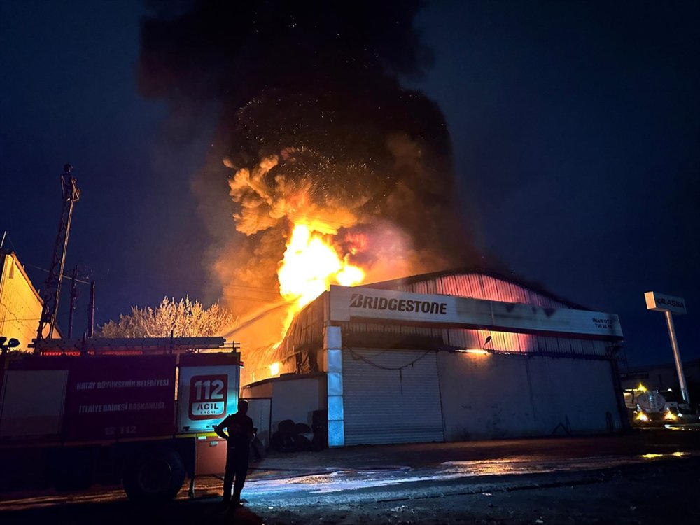Hatay'ın Payas ilçesindeki lastik deposunda çıkan yangın kontrol altına alındı