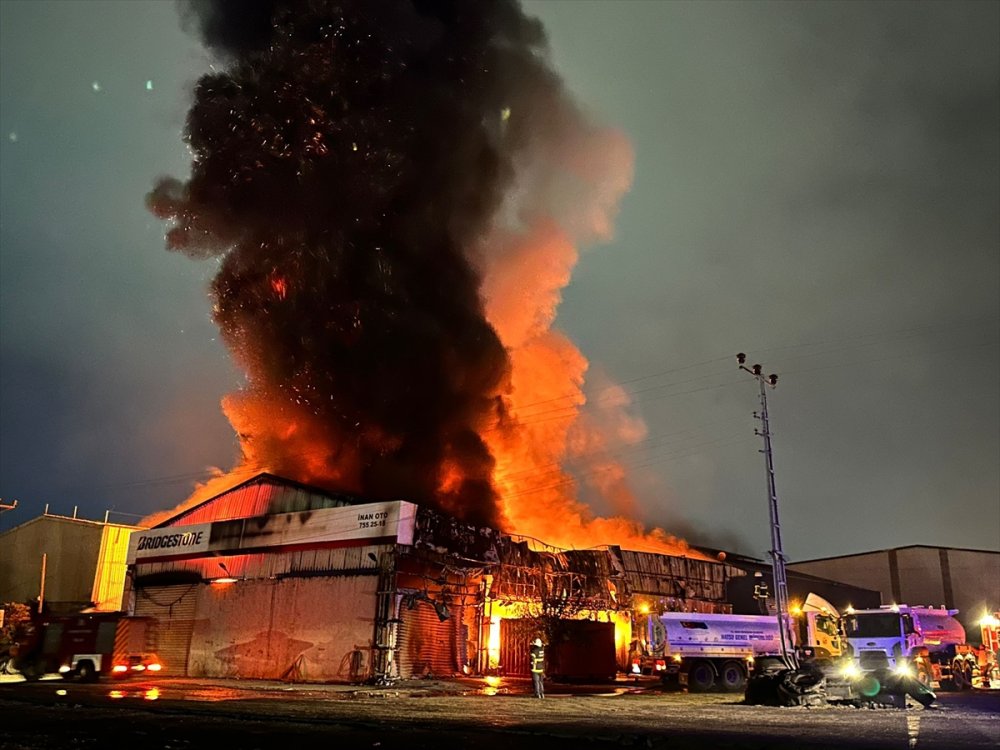 Hatay'ın Payas ilçesindeki lastik deposunda çıkan yangın kontrol altına alındı