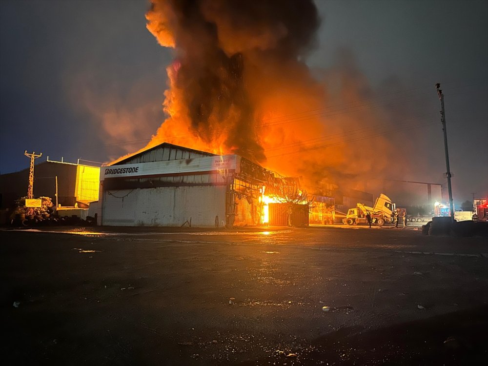 Hatay'ın Payas ilçesindeki lastik deposunda çıkan yangın kontrol altına alındı
