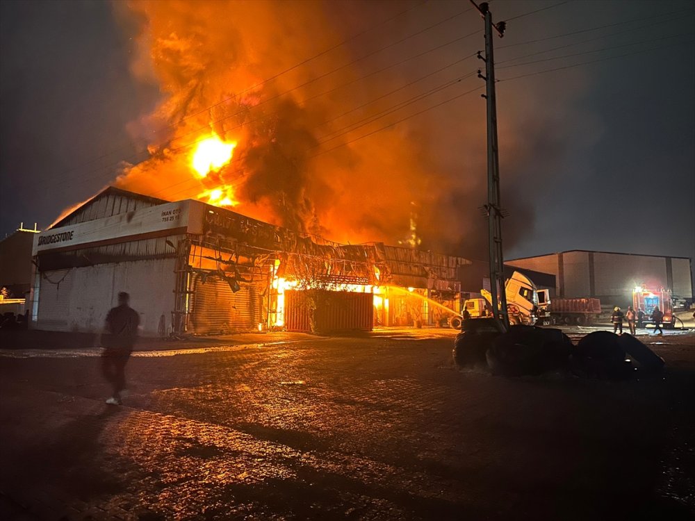 Hatay'ın Payas ilçesindeki lastik deposunda çıkan yangın kontrol altına alındı
