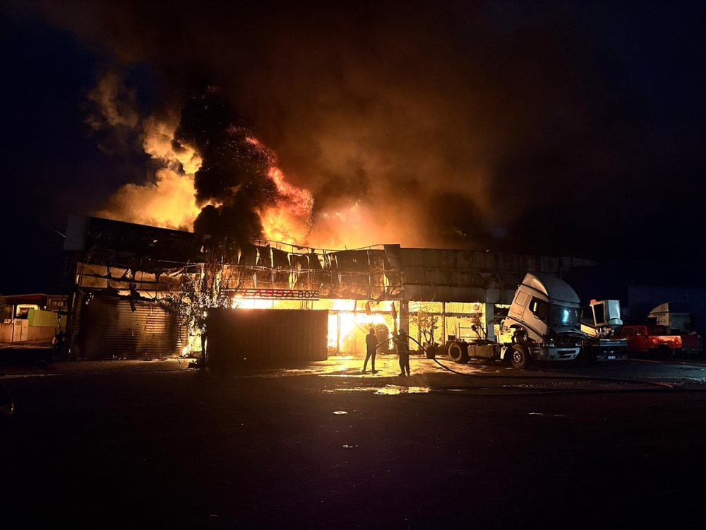 Hatay'ın Payas ilçesindeki lastik deposunda çıkan yangın kontrol altına alındı