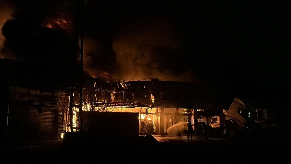 Hatay'ın Payas ilçesindeki lastik deposunda çıkan yangın kontrol altına alındı