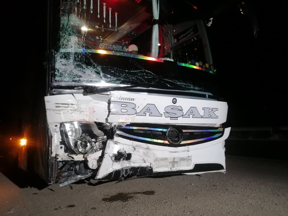 Tokat'ta yolcu otobüsü ile otomobilin çarpıştığı kazada 2 kişi öldü, 3 kişi yaralandı