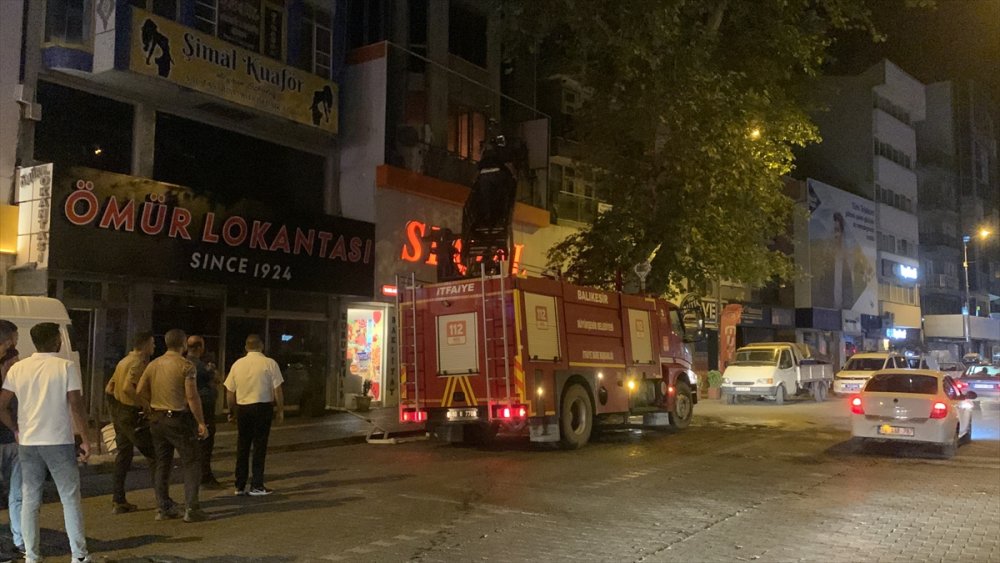 Balıkesir'in Edremit ilçesindeki iş yerinin deposunda çıkan yangın söndürüldü
