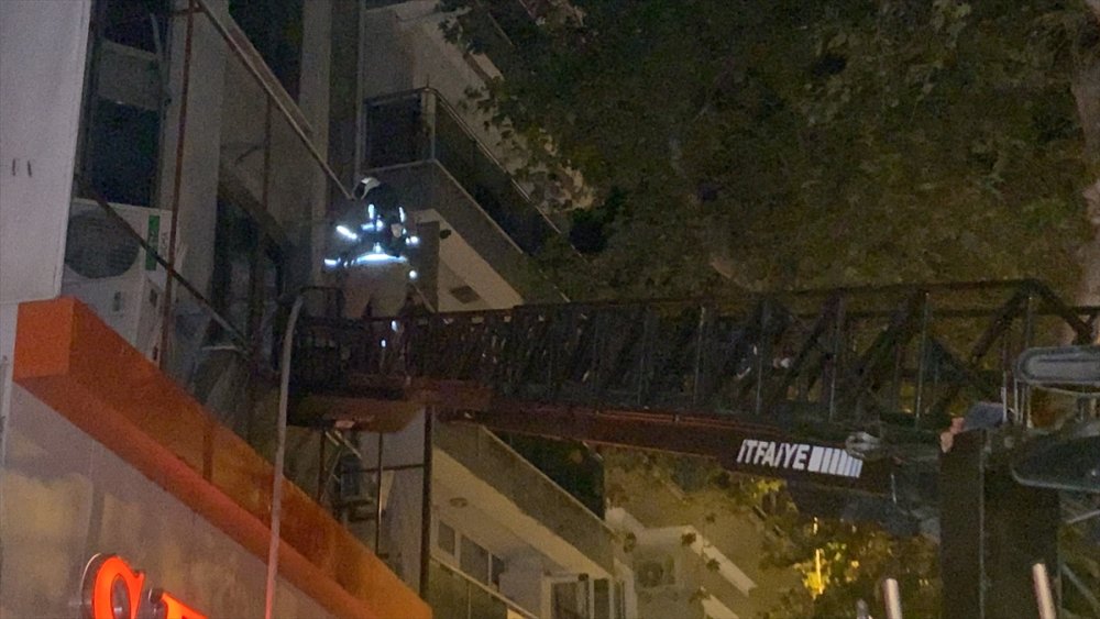 Balıkesir'in Edremit ilçesindeki iş yerinin deposunda çıkan yangın söndürüldü