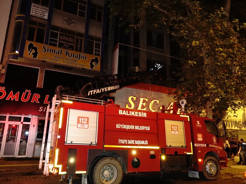 Balıkesir'in Edremit ilçesindeki iş yerinin deposunda çıkan yangın söndürüldü