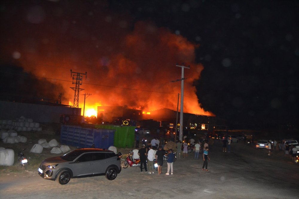 Manisa'nın Salihli ilçesindeki depoda çıkan yangın kontrol altına alındı