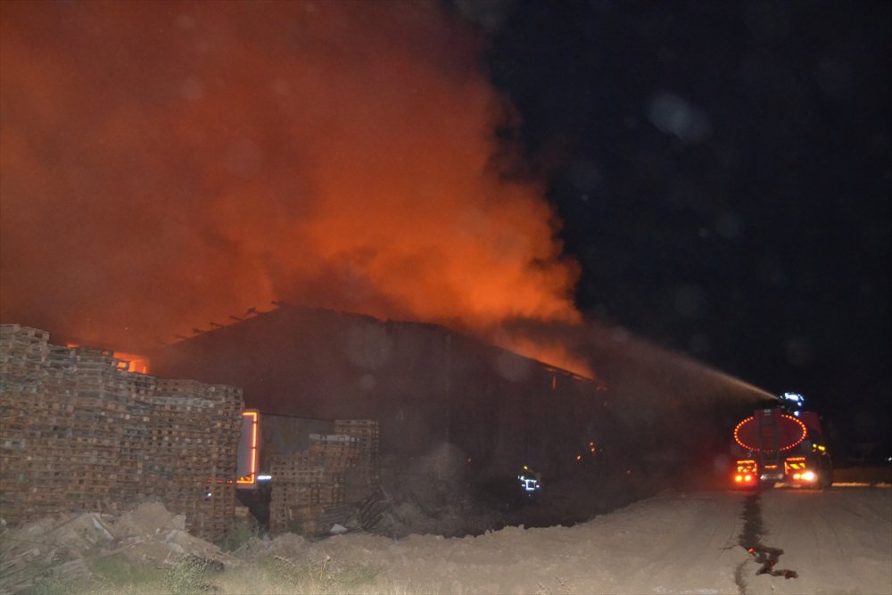 Manisa'nın Salihli ilçesindeki depoda çıkan yangın kontrol altına alındı