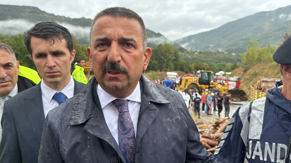 Zonguldak'ta otobüsle kamyonun çarpıştığı kazada 2 kişi öldü, 23 kişi yaralandı