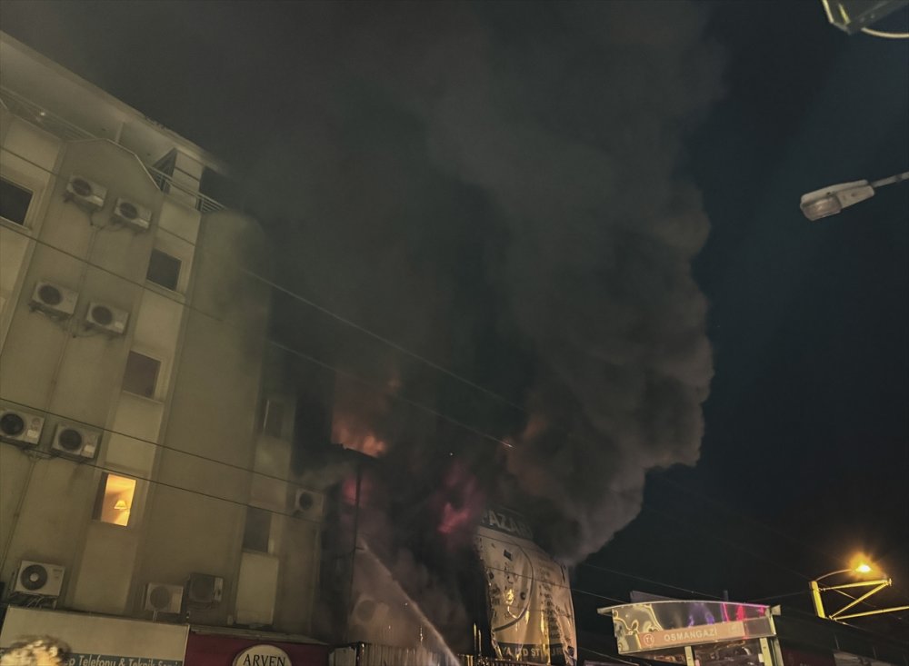 Bursa'nın Osmangazi ilçesindeki alışveriş merkezinde çıkan yangın nedeniyle 2 otel boşaltıldı