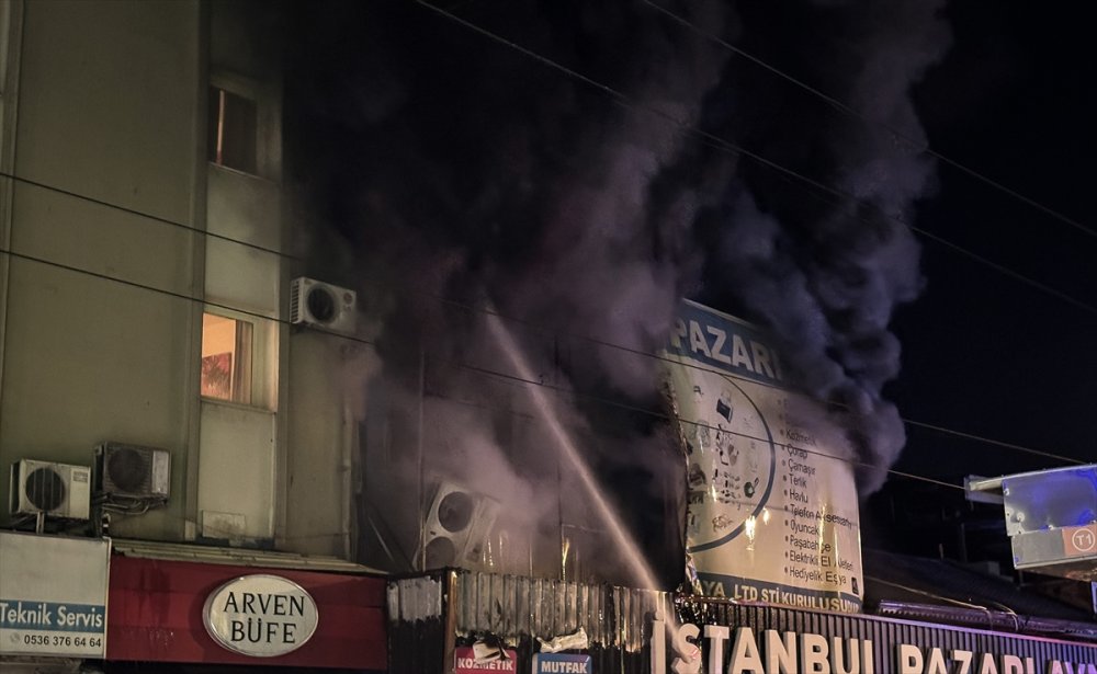 Bursa'nın Osmangazi ilçesindeki alışveriş merkezinde çıkan yangın nedeniyle 2 otel boşaltıldı