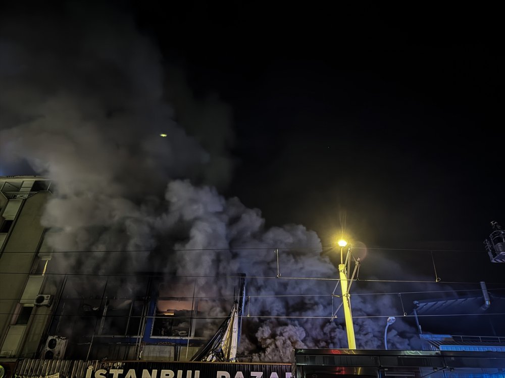 Bursa'nın Osmangazi ilçesindeki alışveriş merkezinde çıkan yangın nedeniyle 2 otel boşaltıldı