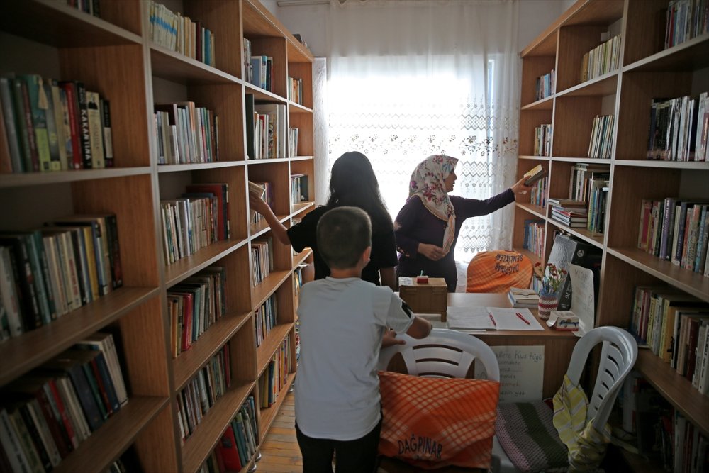 Mahallesine kurduğu kütüphaneyle çocuklara kitap okumayı aşılıyor