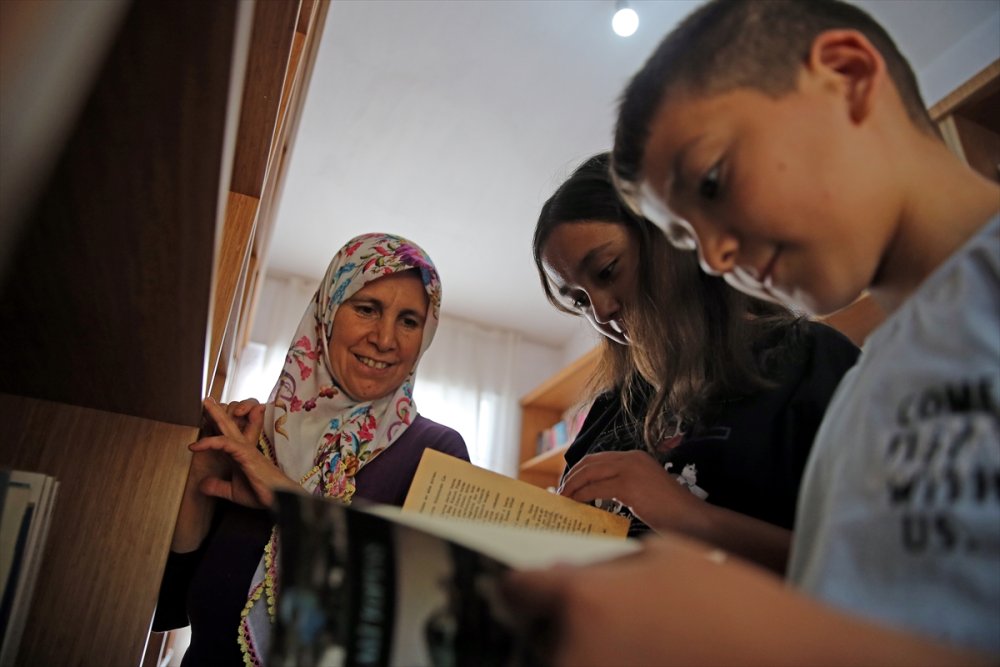 Mahallesine kurduğu kütüphaneyle çocuklara kitap okumayı aşılıyor