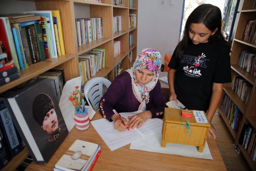 Mahallesine kurduğu kütüphaneyle çocuklara kitap okumayı aşılıyor