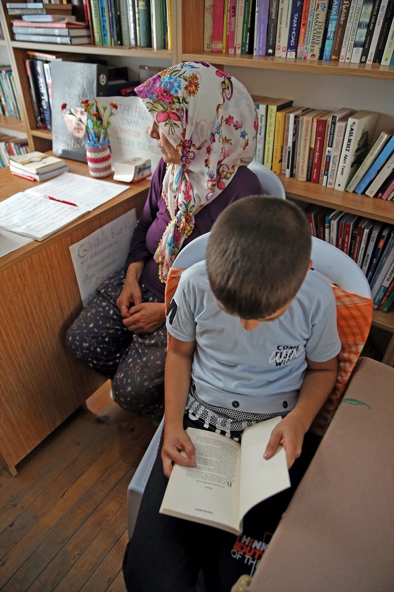Mahallesine kurduğu kütüphaneyle çocuklara kitap okumayı aşılıyor