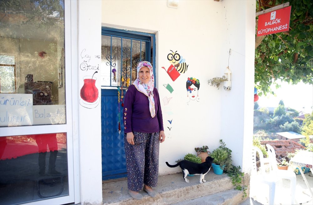 Mahallesine kurduğu kütüphaneyle çocuklara kitap okumayı aşılıyor