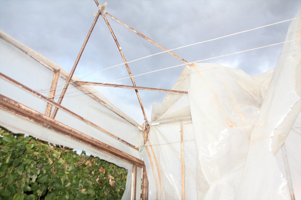 Antalya’da çıkan hortum ev ve seralara zarar verdi