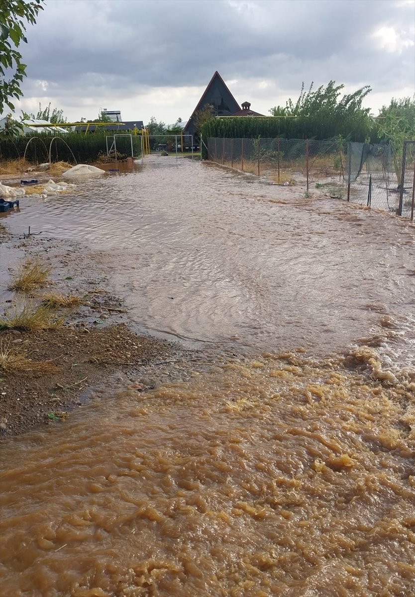 Antalya’da çıkan hortum ev ve seralara zarar verdi