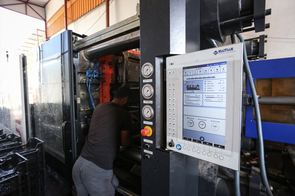 Bursa'da kooperatif üyesi armut üreticileri meyve kasasını da kendileri yapıyor