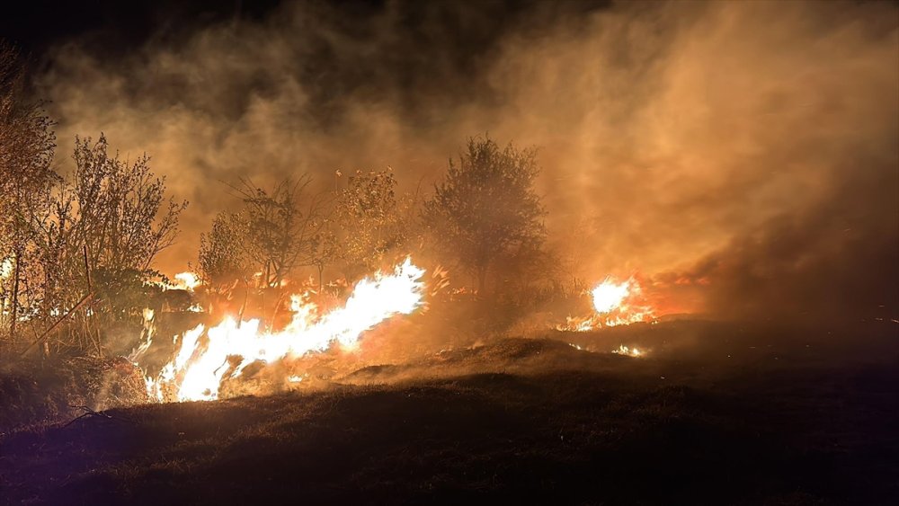 Antalya'da tarım araçlarının bulunduğu depoda çıkan yangın kontrol altına alındı