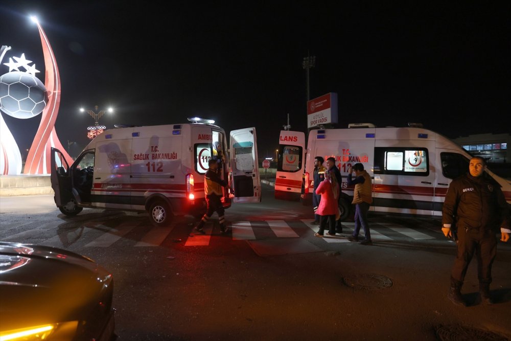 Sivas'ta korkutan kaza. Halk otobüsü ile otomobilin çarpıştı 9 kişi yaralandı