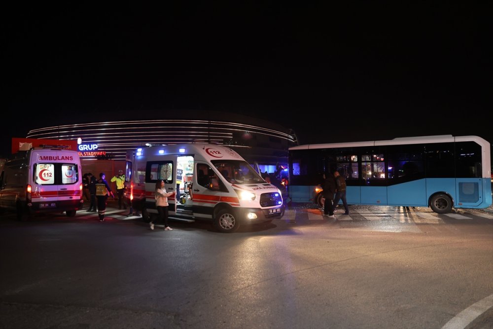 Sivas'ta korkutan kaza. Halk otobüsü ile otomobilin çarpıştı 9 kişi yaralandı